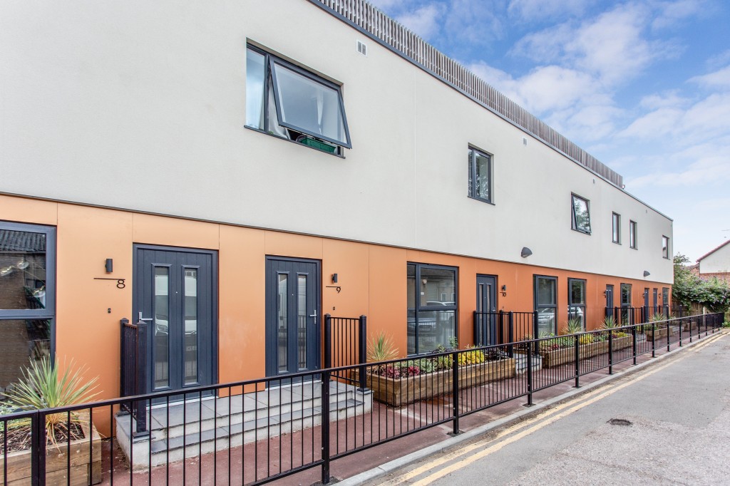 Field End Road, Eastcote, 2 bedroom, Flat